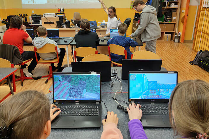 Dětské kroužky Bridge Academy – Minecraft, IT a programování pro děti v ČR