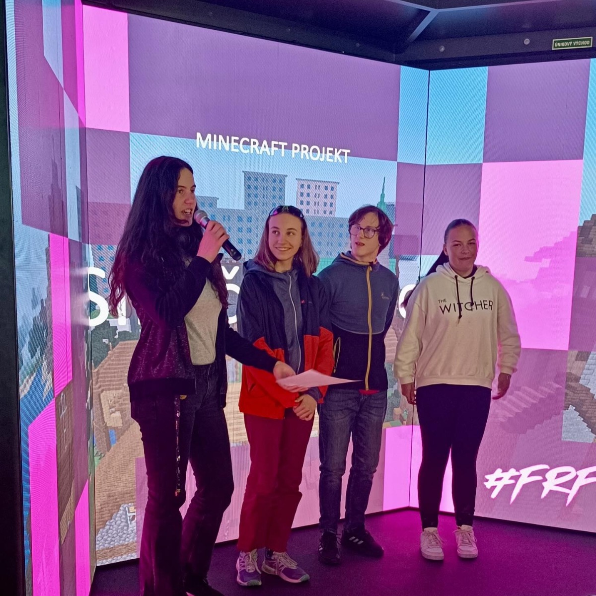 Děti tvoří digitální město v Minecraftu v rámci Roadshow s Českou spořitelnou a Bridge Academy